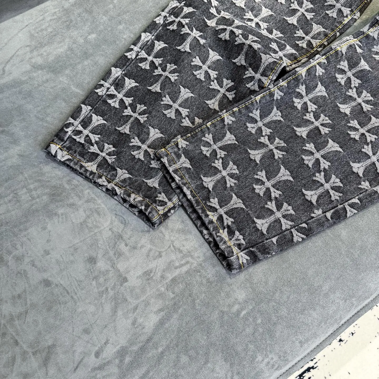 P220 [Black] Chrome Hearts｜Chrome Hearts CH all-over jacquard bootcut jeans - the same style as those of Internet celebrities. Cross-printed jeans, with unique cross design elements and all-over printing, full of design. It is made of 100% denim cotton fabric with heavy coarse yarn count, which ensures a stiff and tough silhouette while being soft, comfortable and breathable. The lapel is designed with silver buttons and is full of texture.  The classic dark yellow cross logo is all over the pants. They are generous and full of personality without being exaggerated. They are perfect for spring and summer!    Custom hardware! Same style for couples!  The three standards are complete, and the non-market version of the same style for men and women is free to compare and the quality is absolutely guaranteed. Size: 28/30/32/34/36 (s-xxl) Waist: 72/77/82/87/92 Knee: 55/56.5/58/59.5/61 Pants length: 103.5/110.5/107.5/109.5/111.5